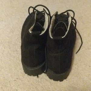 Comfortable lace-up black boots w white fur lining
